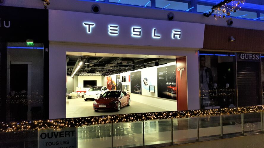 TESLA <br/>VELIZY 2